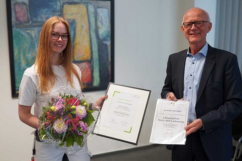 Jürgen Allemeyer und Antonia Gerdau mit dem Ausbildungszertifikat des Studierendenwerks Hamburg.
