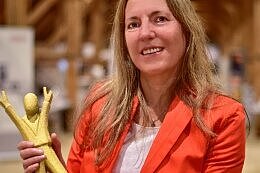 Gudrun Hartmann, Abteilungsleiterin der Verpflegungsbetriebe des Studentenwerks Frankfurt am Main, hält die Auszeichnung "GV-Managerin des Jahres".