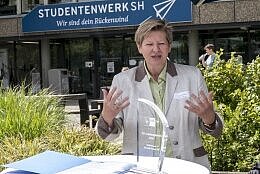 Susann Schrader, Geschäftsführerin des Studentenwerks SH spricht bei der Übergabe der Auszeichnung als Top-Ausbildungsbetrieb.